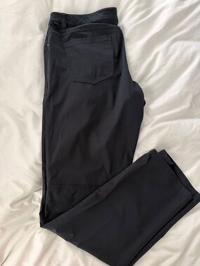Men’s Lululemon ABC pants in navy blue
VGUC
36x32